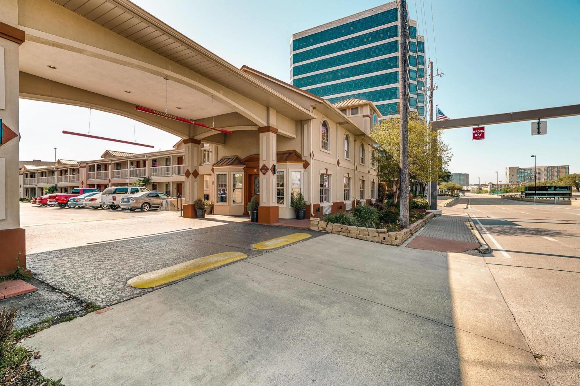 Quality Inn & Suites Dallas-Cityplace Exterior photo
